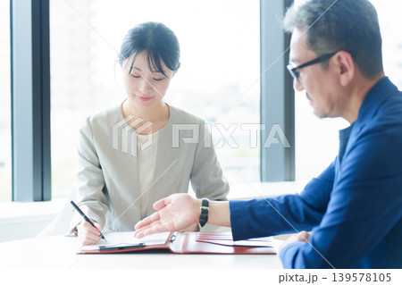 契約書にサインをする女性 契約書にサインをする女性 139578105