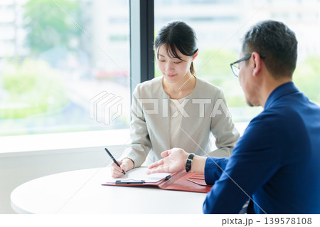 契約書にサインをする女性 139578108