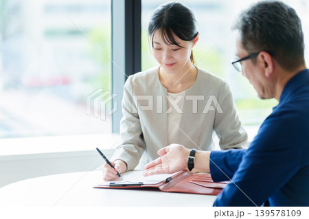 契約書にサインをする女性 139578109