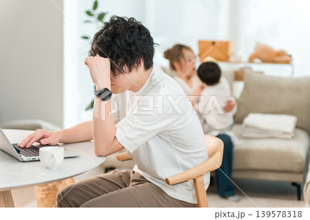 リビングでパソコンを使い在宅勤務する男性ビジネスマン(困る,イライラ,苦労,悩む) リビングでパソコンを使い在宅勤務する男性ビジネスマン(困る,イライラ,苦労,悩む) 139578318