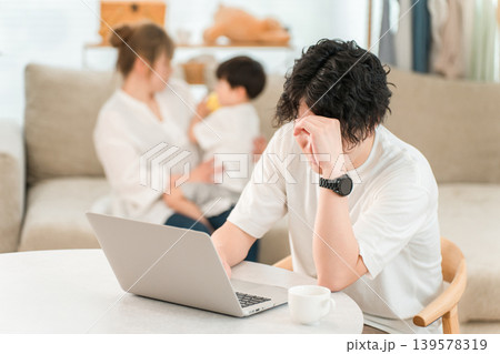 リビングでパソコンを使い在宅勤務する男性ビジネスマン(困る,イライラ,苦労,悩む) リビングでパソコンを使い在宅勤務する男性ビジネスマン(困る,イライラ,苦労,悩む) 139578319