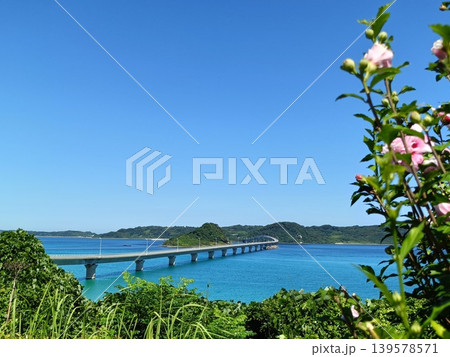 山口県の角島大橋と角島ブルーの海、空、緑が美しい夏の景色 139578571