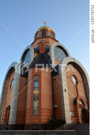 Orthodox church building with golden dome and cross Orthodox church building with golden dome and cross 139578752