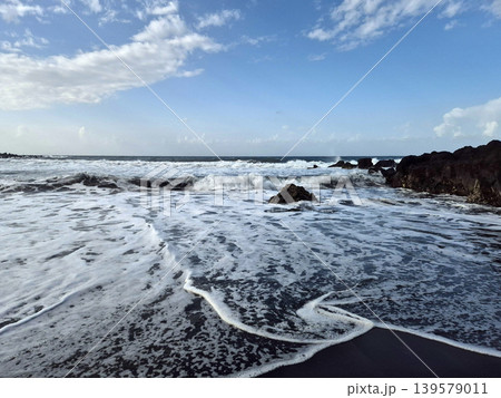 Waves Breaking on Rocky Black Sand Beach Waves Breaking on Rocky Black Sand Beach 139579011