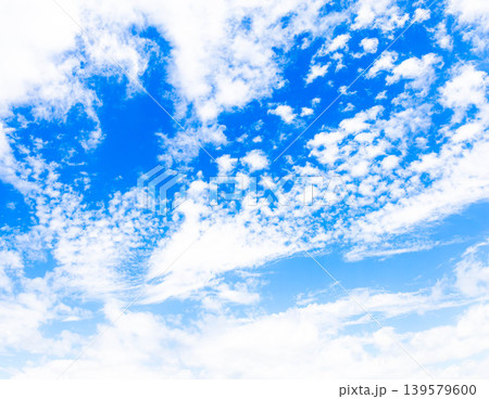 夏の爽やかな青空と白い雲のシンプルな風景 夏の爽やかな青空と白い雲のシンプルな風景 139579600