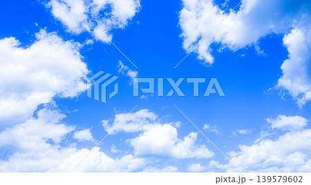 夏の爽やかな青空と白い雲のシンプルな風景 139579602