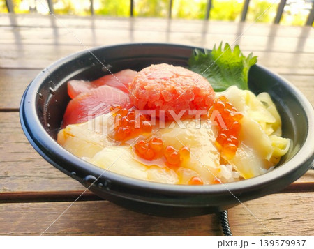 屋外で楽しむ新鮮な海鮮丼・テイクアウト 屋外で楽しむ新鮮な海鮮丼・テイクアウト 139579937