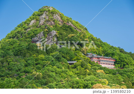 新緑の赤神山(太郎坊山) 滋賀県東近江市 新緑の赤神山(太郎坊山) 滋賀県東近江市 139580210