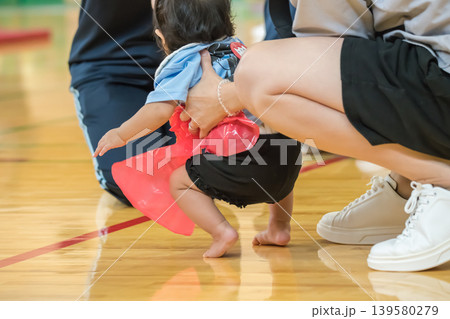 【保育園の運動会 障害物競走 パパと一緒】 【保育園の運動会 障害物競走 パパと一緒】 139580279