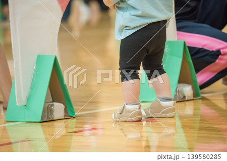 【保育園の運動会 障害物競走】 【保育園の運動会 障害物競走】 139580285