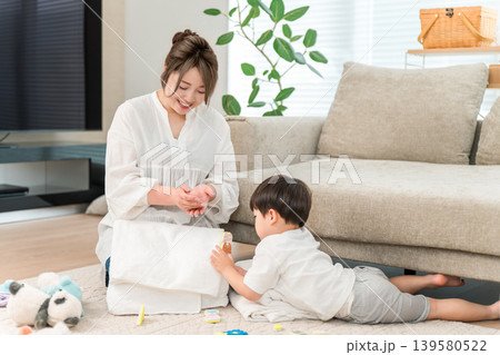 マイホームのリビングで遊ぶファミリー,親子（育児,子育て) 139580522