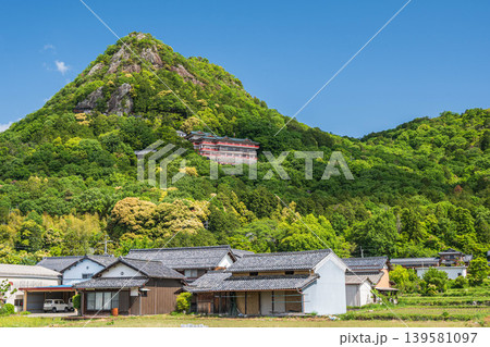 新緑の赤神山(太郎坊山) 滋賀県東近江市 新緑の赤神山(太郎坊山) 滋賀県東近江市 139581097