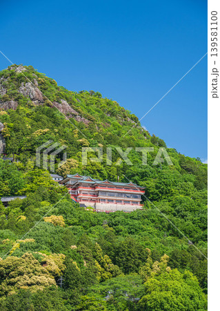 新緑の赤神山（太郎坊山）　滋賀県東近江市 139581100