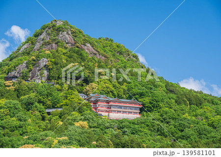 新緑の赤神山（太郎坊山）　滋賀県東近江市 139581101