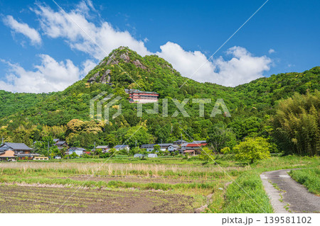 新緑の赤神山（太郎坊山）　滋賀県東近江市 139581102