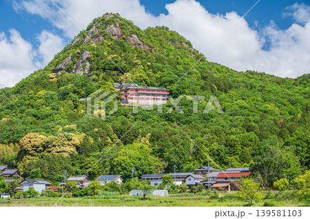 新緑の赤神山(太郎坊山) 滋賀県東近江市 新緑の赤神山(太郎坊山) 滋賀県東近江市 139581103