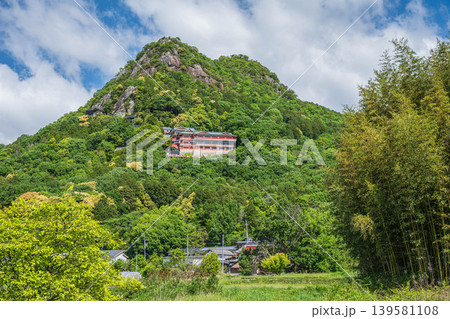 新緑の赤神山(太郎坊山) 滋賀県東近江市 新緑の赤神山(太郎坊山) 滋賀県東近江市 139581108