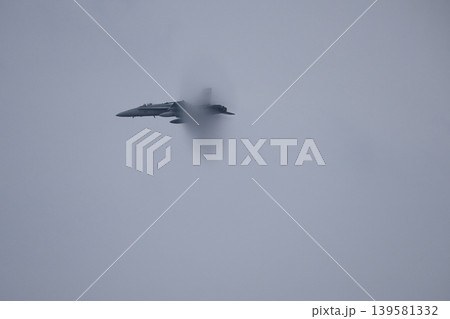 ベイパーコーンを発するF/A-18スーパーホーネット 139581332