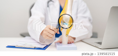 Doctor with Human Knee joint anatomy model. Osteoarthritis, Patellofemoral Pain Syndrome, Patellar Tendinitis, ACL, Anterior Cruciate Ligament, PCL, Posterior, MCL, Medial Collateral, LCL and Lateral Doctor with Human Knee joint anatomy model. Osteoarthritis, Patellofemoral Pain Syndrome, Patellar Tendinitis, ACL, Anterior Cruciate Ligament, PCL, Posterior, MCL, Medial Collateral, LCL and Lateral 139581515
