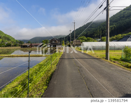 水田が広がる里山の風景 139581794