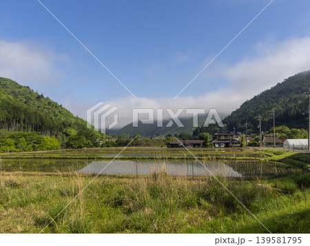 水田が広がる里山の風景 水田が広がる里山の風景 139581795
