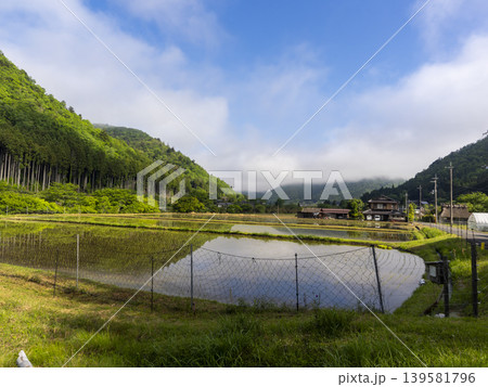 水田が広がる里山の風景 139581796