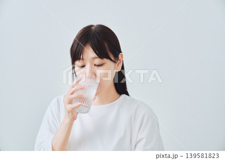 コップの水を飲む若い女性 コップの水を飲む若い女性 139581823