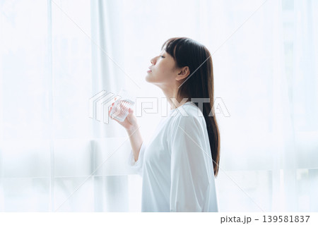 朝の窓辺で深呼吸する女性 139581837