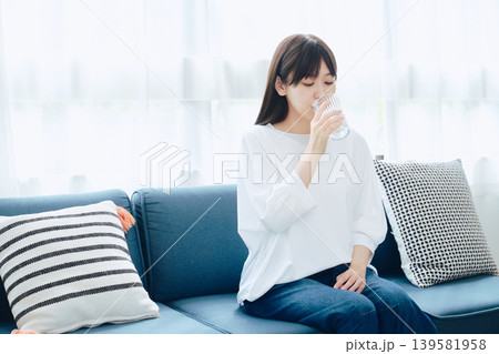 ソファでリラックスする女性 ソファでリラックスする女性 139581958