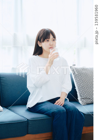 ソファでリラックスする女性 ソファでリラックスする女性 139581960
