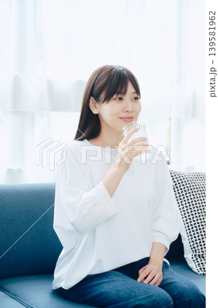 ソファでリラックスする女性 ソファでリラックスする女性 139581962