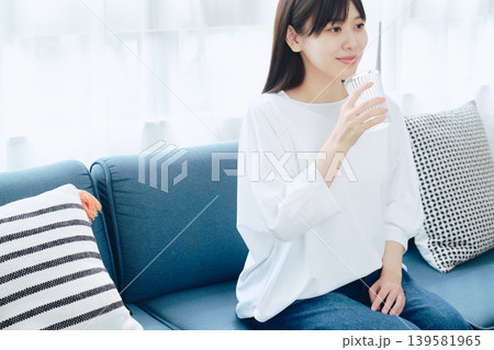 ソファでリラックスする女性 ソファでリラックスする女性 139581965