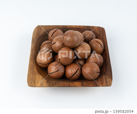Macadamia nuts isolated. Natural raw peeled macadamia seeds and shells 139582054