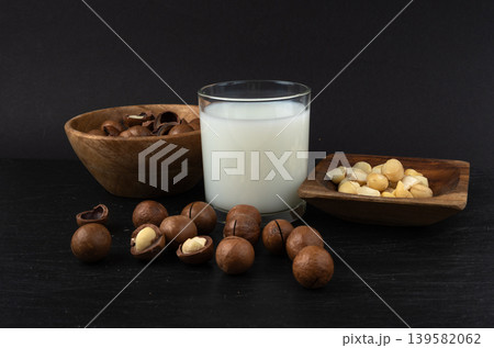 Macadamia nuts. Natural raw peeled macadamia seeds and shells 139582062
