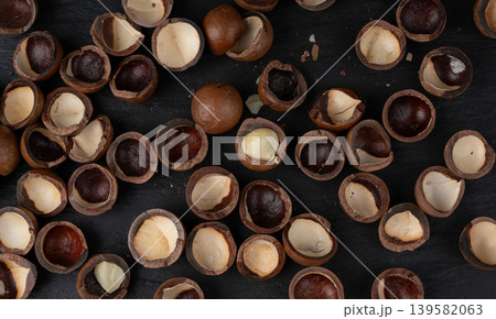 Macadamia nuts pattern. Natural raw peeled macadamia seeds and shells 139582063