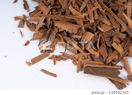 Broken ceylon cinnamon isolated, cinnamomum verum bark pieces Broken ceylon cinnamon isolated, cinnamomum verum bark pieces 139582283