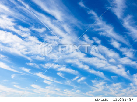 青空に白い雲 青空に白い雲 139582487