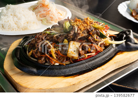 Sizzling beef fajita platter, asian beef stir fry in skillet closeup 139582677