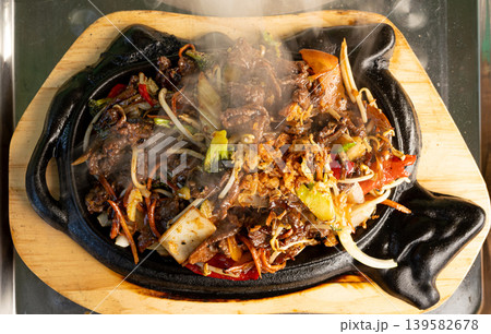 Sizzling beef fajita platter, asian beef stir fry in skillet closeup 139582678