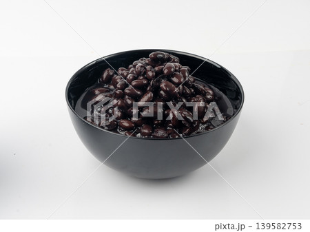 Black beans, cooked bean piles, baked legume, canned dark beans, rajma, Phaseolus vulgaris Black beans, cooked bean piles, baked legume, canned dark beans, rajma, Phaseolus vulgaris 139582753