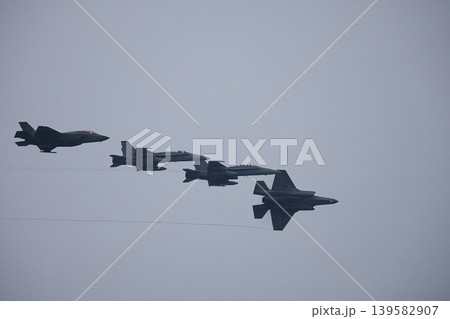 F-35BとF/A-18の編隊飛行からのブレイク 139582907