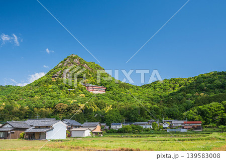 新緑の赤神山（太郎坊山）　滋賀県東近江市 139583008