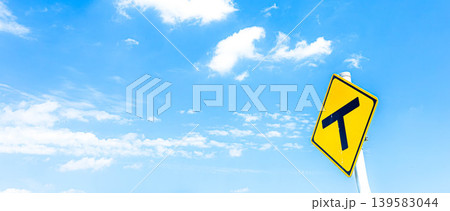 夏の北海道美瑛町の爽やかな青空とT字路の標識のある風景 夏の北海道美瑛町の爽やかな青空とT字路の標識のある風景 139583044