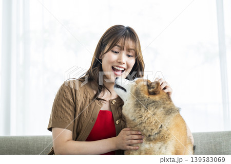 柴犬を撫でる若い女性 139583069