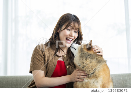 柴犬を撫でる若い女性 139583071