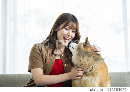 柴犬を撫でる若い女性 柴犬を撫でる若い女性 139583072