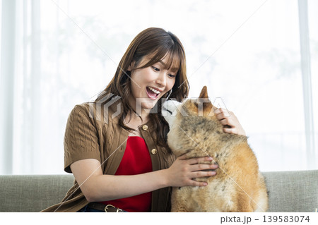 柴犬を撫でる若い女性 柴犬を撫でる若い女性 139583074