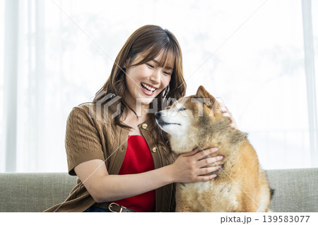 柴犬を撫でる若い女性 柴犬を撫でる若い女性 139583077