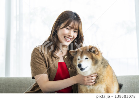 柴犬を撫でる若い女性 柴犬を撫でる若い女性 139583078