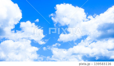 夏の青空と白い雲のシンプルで気持ちの良い風景 夏の青空と白い雲のシンプルで気持ちの良い風景 139583116